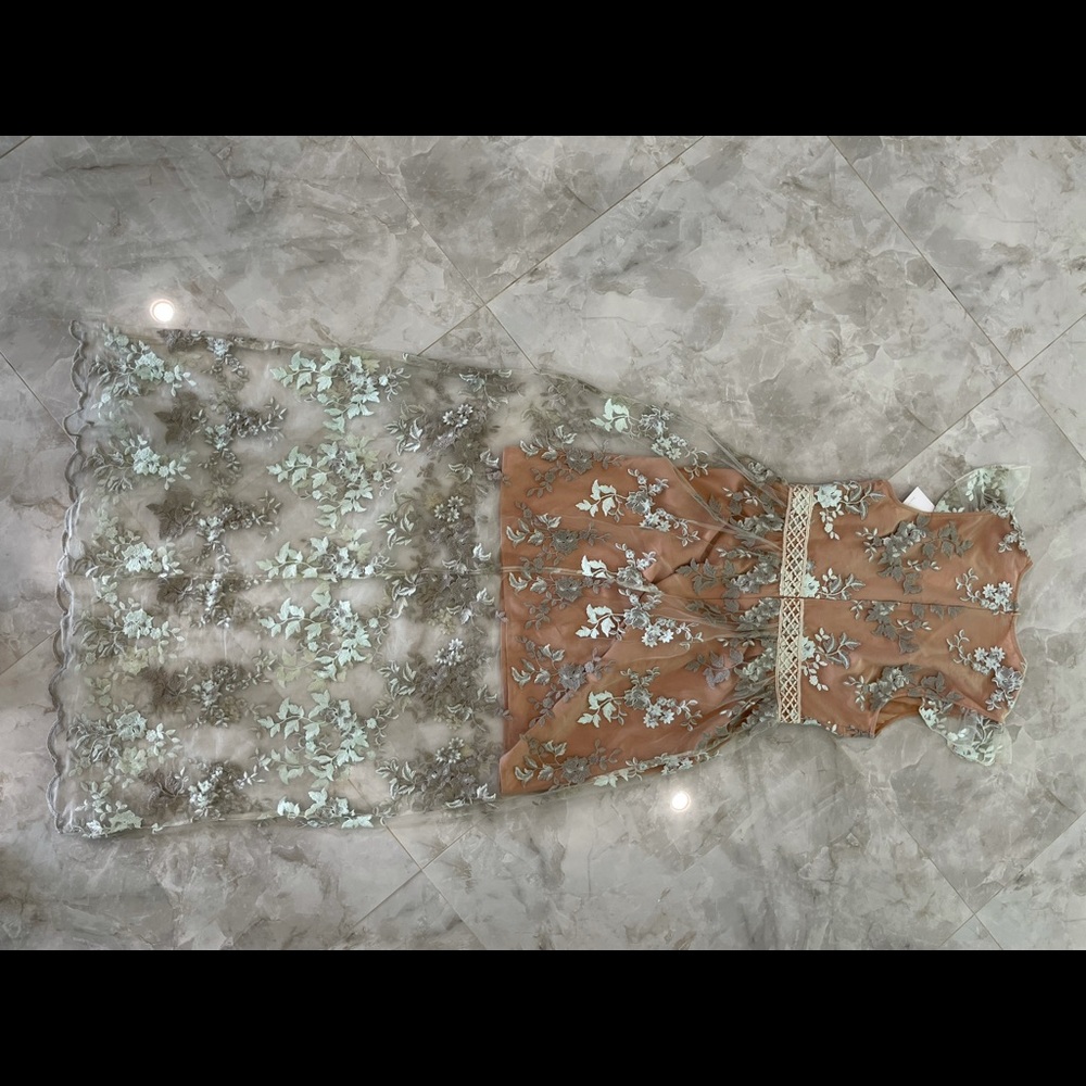 Wayf Oakfield Embroidered maxi dress medium - Picture 3 of 9